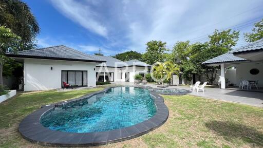 5 Bedrooms 4 Bathrooms in East Pattaya