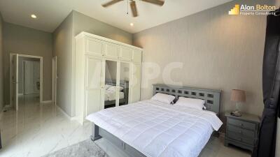 5 Bedrooms 4 Bathrooms in East Pattaya