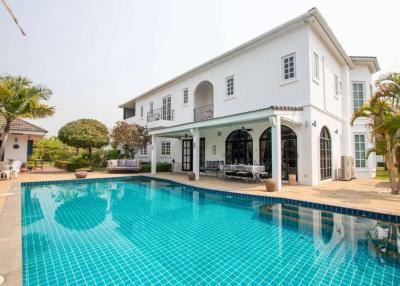 Exquisite Pool Villa: 1+ Rai Plot, 4 Beds, 5 Baths