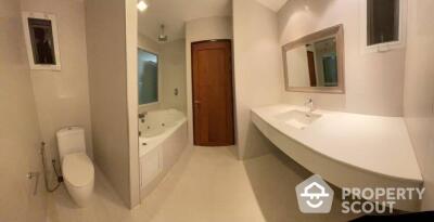 2-BR Condo at Sompob House near BTS Wongwian Yai