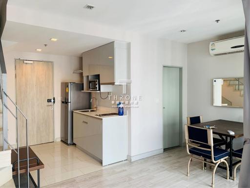 Modern open-concept kitchen with adjacent dining space in a bright apartment