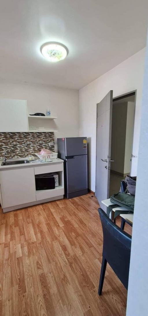 Compact kitchen with modern appliances and wood laminate flooring