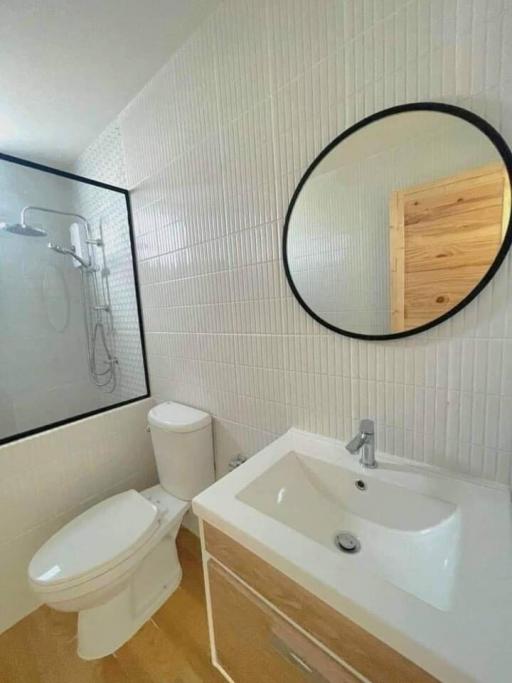 Modern bathroom with reflective mirror and tiled walls