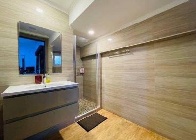 Modern bathroom with sleek design and neutral tones