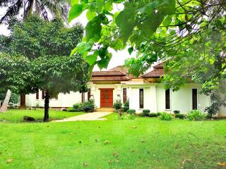 Large garden 5 bedrooms villa for rent in Thalang