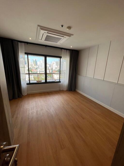 Condo for Rent at Baan Phloen Chit