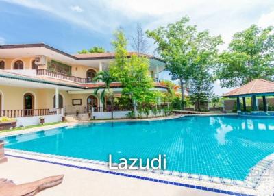 Ultra-Luxurious Villa in Hua Hin with Lush Gardens