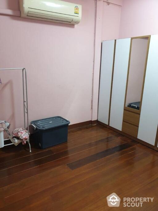 2-BR Townhouse near MRT Sam Yan