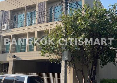 Townhouse at Noble Cube Pattanakrand for sale