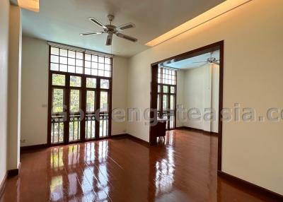 3-Bedrooms House in small compound with shared swimming pool - Thong Lo BTS