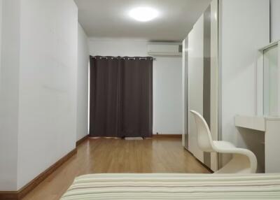 1 Bedroom Condo for Rent at Supalai Park Ekamai-Thonglo