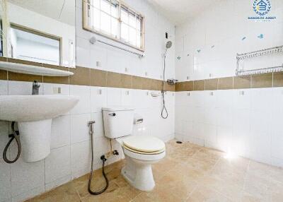 Spacious clean bathroom with modern amenities