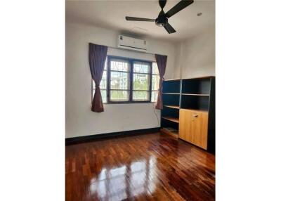 For Rent : Spacious 3BR + Study Townhouse in On-Nut Compound - Near BTS & Expressway