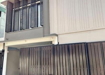 Townhouse for Sale at Khlong Tan Niwet