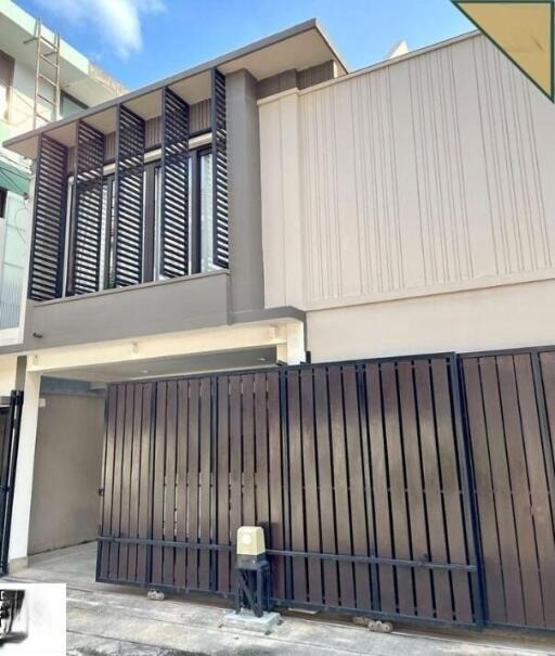 Townhouse for Sale at Khlong Tan Niwet