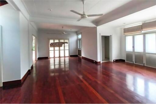 For Rent 4Bedrooms Single House with Pool Big Garden in Sukhumvit