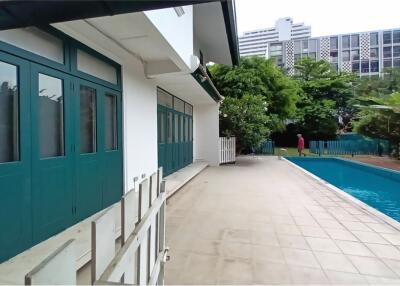 For Rent 4Bedrooms Single House with Pool Big Garden in Sukhumvit