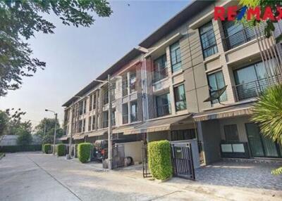 200 Sqm., 4 Beds Townhouse listed for ฿ 6,490,000.