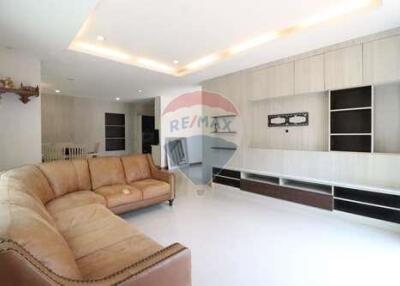 298 Sqm., 2 Beds Townhouse listed for ฿ 7,200,000.