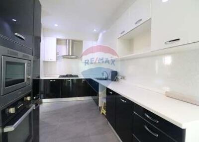 298 Sqm., 2 Beds Townhouse listed for ฿ 7,200,000.