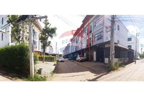 180 Sqm. Townhouse listed for ฿ 3,550,000.