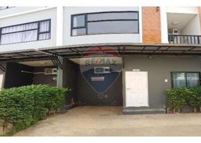 180 Sqm. Townhouse listed for ฿ 3,550,000.