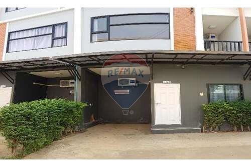 180 Sqm. Townhouse listed for ฿ 3,550,000.