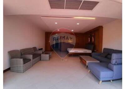 Room area size 90 sq m, very wide space for the Executive Residence III condo. - 920471017-100
