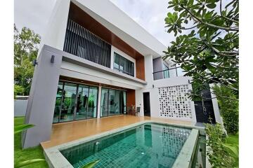 Pool villa in a good location, next to Huai Yai Road.