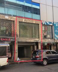 Commercial building for sale on Pratu Nam Intersection