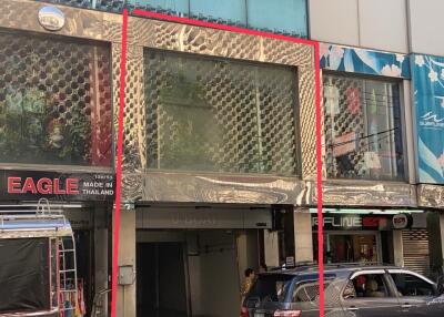 Commercial building for sale on Pratu Nam Intersection