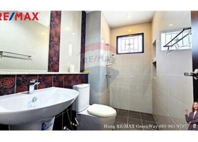 237 Sqm., 4 Beds House listed for ฿ 10,950,000.