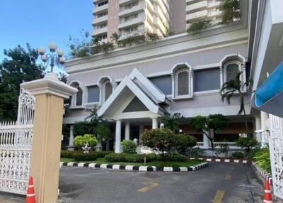 3-BR Condo at D.S. Tower 1 Sukhumvit 33 Condominium near BTS Phrom Phong