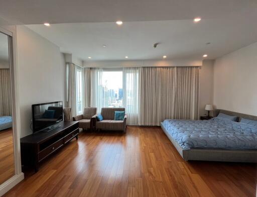 Q Langsuan  2 Bedroom Luxury Condo For Rent in Desirable Location