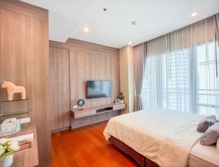 Bright Sukhumvit 24  Stylish 2 Bedroom Condo in Phrom Phong