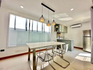 Modern kitchen with breakfast bar and pendant lighting