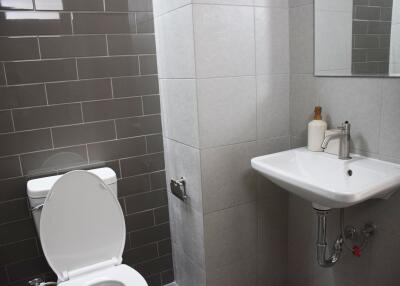 Modern bathroom with a wall-mounted sink and toilet