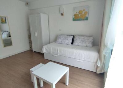 Charming Older Studio Room in See View Tower