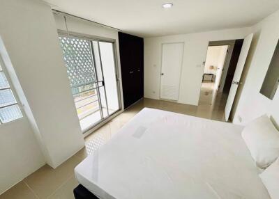 2 bed Condo in The Waterford Rama 4 Phra Khanong Sub District C020917