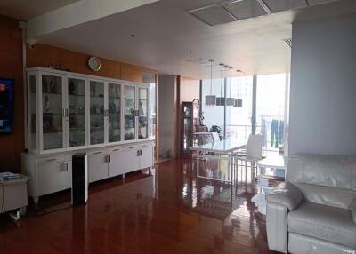 4 bed Condo in Domus 16 Khlongtoei Sub District C020913