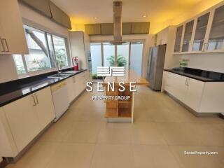 Sapcious house 4 bed for rent in thong lor