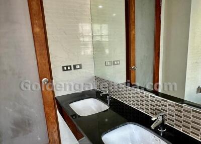 Modern 4-Bedrooms plus study room on high floor - Sukhumvit 24 (Phrom Phong BTS)