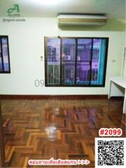 Spacious living room with air conditioning and parquet flooring