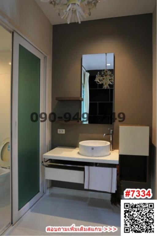 Modern bathroom with a vessel sink and mirrored cabinet