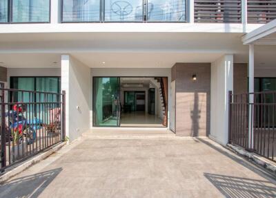 Delightful 4-Bed Townhouse near Central Chiangmai Airport: Spacious Family Living