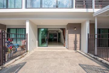 Delightful 4-Bed Townhouse near Central Chiangmai Airport: Spacious Family Living