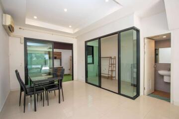 Delightful 4-Bed Townhouse near Central Chiangmai Airport: Spacious Family Living