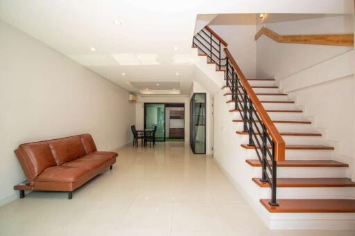 Delightful 4-Bed Townhouse near Central Chiangmai Airport: Spacious Family Living