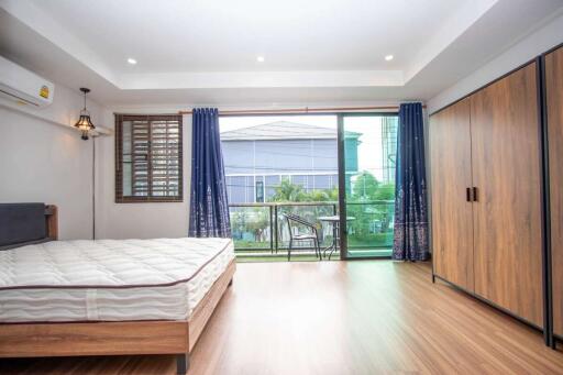 Delightful 4-Bed Townhouse near Central Chiangmai Airport: Spacious Family Living