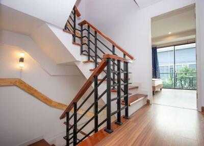 Delightful 4-Bed Townhouse near Central Chiangmai Airport: Spacious Family Living